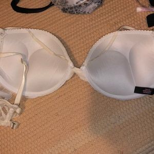 Victoria’s Secret 34C bombshell bra